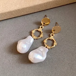 Eleganti orecchini pendenti con perle barocche, anelli dorati e perni in argento donna