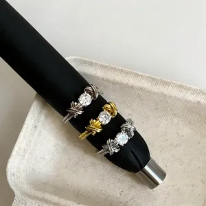 Elegante vista dettagliata di tre anelli a croce in zircone vintage in oro, argento e rosa.