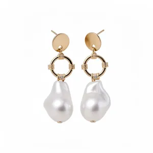 Eleganti orecchini a pendente dorati con perle barocche e accenti in cristallo su argento