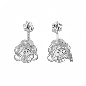 Elegante silberne Blumenohrstecker mit funkelnden Zirkonia-Mitten und Harzblütenblättern