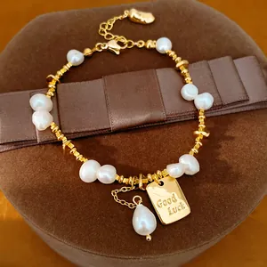 Dettaglio del bracciale placcato oro 18K con perle barocche e ciondolo Good Luck.