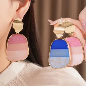 Orecchini a goccia geometrici in acrilico con borchie dorate e colori a strati