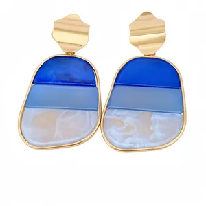 Eleganti orecchini geometrici in acrilico marmorizzato blu e bianco con montature dorate