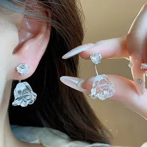 Exquisites Detail von Herz-Zirkonia-Ohrsteckern mit Harzrosen-Anhänger aus Silber