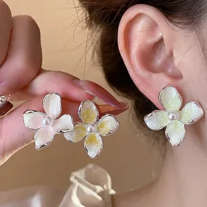 Pendientes de perlas y flores de estilo francés con pétalos de esmalte y agujas de plata.