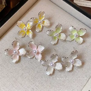 Elegantes pendientes de botón estilo francés con flores de esmalte y perlas