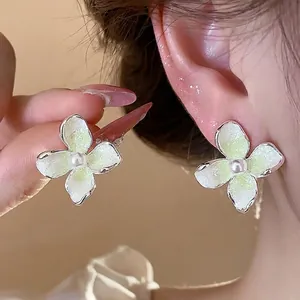 Elegantes pendientes de flor y perla estilo francés con esmalte degradado verde y perno de plata.