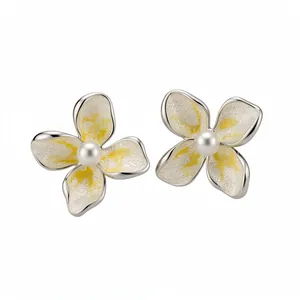Elegantes pendientes de botón florales con perla y acabado esmaltado estilo francés