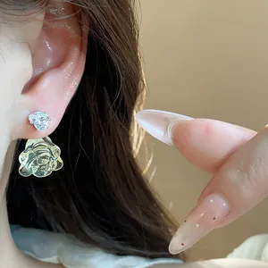 Detailansicht eleganter Silbernadel-Ohrringe mit Herz-Zirkon und Harz-Rosenblüten-Anhänger.