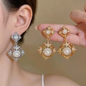 Französischer Vintage-Stil Hohlraute Ohrhänger Mit Künstlichen Perlen Strass Eingelegte Legierung Silber Ohrringpfosten Damen Schmuck