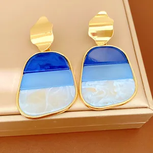 Eleganti orecchini geometrici in acrilico blu con parti superiori dorate ondulate
