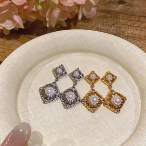 Elegante Vintage hohle rautenförmige Perlenohrringe mit Gold- und Silberoptik