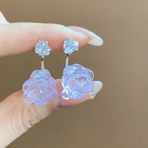Elegante lila Harz-Rosenohrringe mit funkelnden herzförmigen Zirkonia-Ohrsteckern