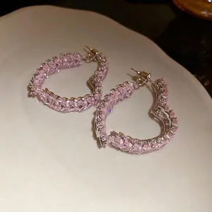 Elegantes pendientes de corazón rosa con circonitas de talla marquesa en tono plata.