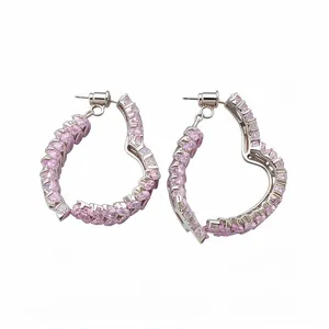 Elegantes pendientes de aro con forma de corazón, circonitas rosas y agujas de plata