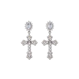 Elegante 18k vergulde kruis oorbellen met fonkelende zirkonia steentjes voor dames