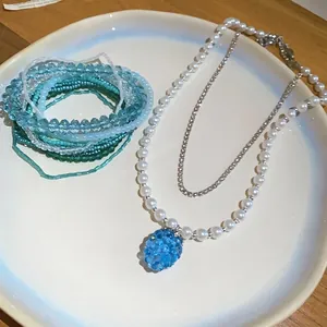 Elegante set di gioielli con collana di perle pendente uva blu e bracciale di perline