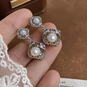 Detaillierte Nahaufnahme von Vintage-Ohrringen mit Perlen und funkelnden Kristallen