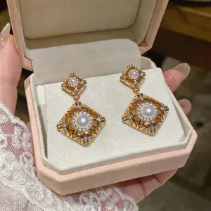 Detailansicht der französischen Vintage-Ohrringe in Rautenform mit Perlen