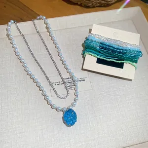 Elegante set di collana di perle a grappolo blu ghiaccio e braccialetto di perline abbinato