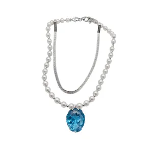 Elegante collana a doppio strato con perle bianche e grande ciondolo con gemma blu.