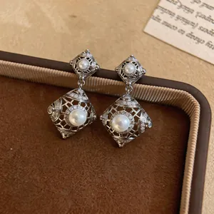 Detailansicht der vintage rautenförmigen hohlen Silberohrringe mit eleganten Perlen