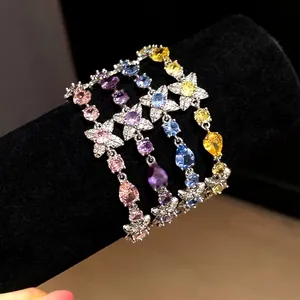 Bracelets élégants en zircon avec fleurs et gouttes de pierres colorées sur fond noir