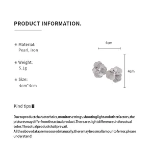 Informations sur les boucles d'oreilles fleurs argentées avec perles, taille et matériau