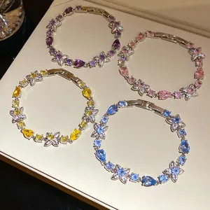 Détail de bracelets en zircon fleurs et gouttes déclinés en quatre couleurs élégantes