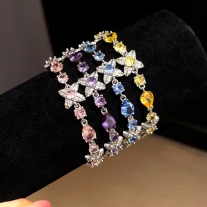 Bracelets élégants en zircon avec fleurs et gouttes sur un présentoir en velours noir
