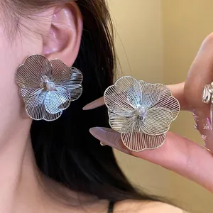 Luxurious Silver Metal Hollow Flower Pearl Ear Clips For Women Fashion Ins Style Individual Floral Ear Cuff Jewelry