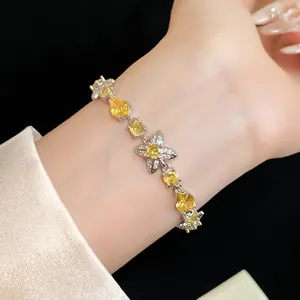 Gros plan détaillé d'un bracelet fleur en zircon avec pierres jaunes en goutte