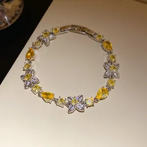 Vue détaillée d'un bracelet en argent avec des fleurs et gouttes en zircone jaune