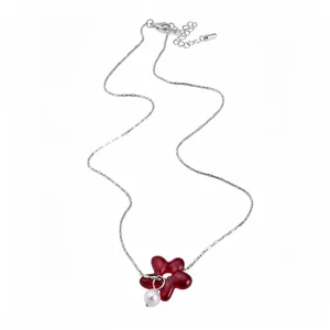 Collier doux dopamine avec pendentif fleur rouge et breloque perle sur chaîne argentée