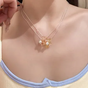 Vue détaillée d'un collier à double épaisseur avec des fleurs en verre jaune et des perles.