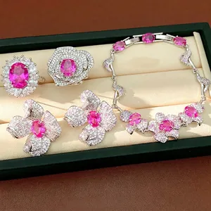 Elegantes Schmuckset mit rosa Blumen und Zirkonkristallen, Armband, Ringe und Ohrringe