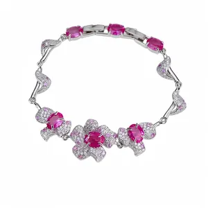 Elegantes Silberarmband mit rosa ovalen Edelsteinen und floralen Zirkonia-Akzenten.