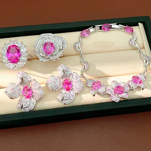 Elegantes rosa Blumen-Schmuckset mit Zirkonia-Armband, Ring und Ohrringen in Silberoptik