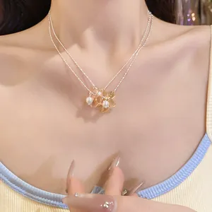 Détail macro d'un élégant collier à double épaisseur avec fleurs ambrées et perles