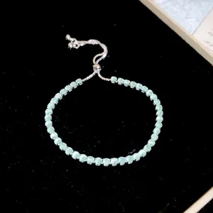 Primo piano di un bracciale bolo regolabile in zircone con pietre azzurre su velluto nero