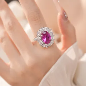 Nahaufnahme eines luxuriösen Rings mit rosa ovalem Edelstein und weißem Zirkonia-Heiligenschein
