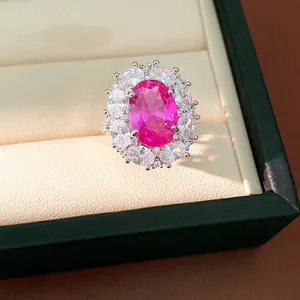 Makrodetail eines luxuriösen rosa Zirkon Blumenrings in einer Schmuckschatulle
