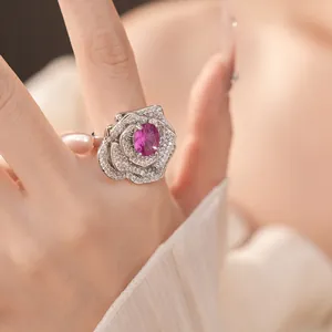 Detailansicht eines eleganten Rosenrings mit einem leuchtend pinkfarbenen Edelstein.