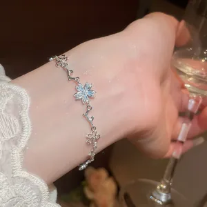 Primo piano dettagliato di un bracciale a fiore di ciliegio con zirconi lucenti
