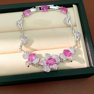 Nahaufnahme eines luxuriösen rosa Blumenarmbands mit Zirkonia in einer Schmuckbox