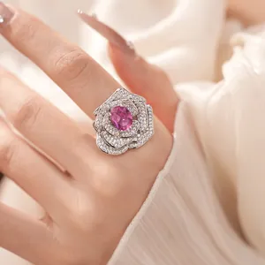 Detailaufnahme eines eleganten rosenförmigen Rings mit rosa Zirkoniasteinen und Mikropavé
