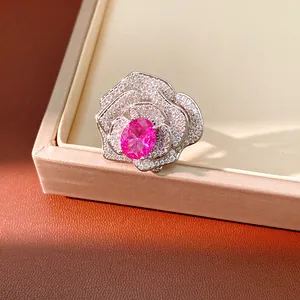 Detaillierte Nahaufnahme eines eleganten blumenförmigen Rings mit rosa Edelstein und Zirkonia