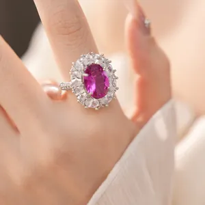 Detailaufnahme eines luxuriösen rosa Blumenrings, besetzt mit funkelnden Zirkonia.