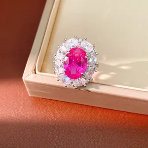Nahaufnahme eines Rings mit pinkfarbenem Edelstein und Kranz aus Zirkonia-Steinen