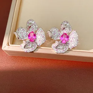 Detaillierte Makroansicht eleganter rosa Blumenohrringe mit schimmernden Zirkonia-Kristallen